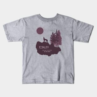 Totality Wolf Howling at the Solar Eclipse 2024 Kids T-Shirt